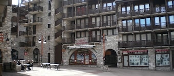 Apartment, sleeps 6, downtown, mountain proximity, Val-d'Isère