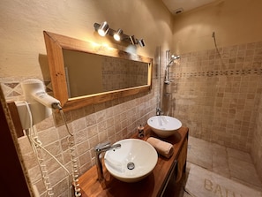 Shower, hair dryer, towels, toilet paper - Le Lapin sur le Toit - Beautifully restored 18th-century barn, private heated swimming pool (Rouffignac-Saint-Cernin-De-Reilhac)