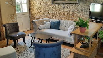 Una televisiĂłn, una chimenea, un futbolĂn, una mesa de tenis de mesa