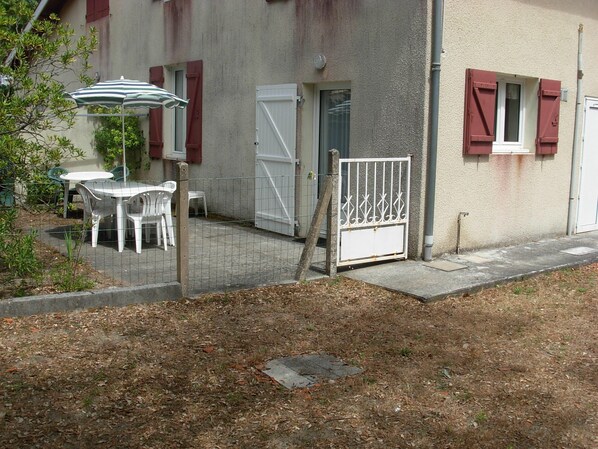 Outdoor dining - Two-room apartment ideally located 200 m from the ocean, 900 m from downtown (Soulac-Sur-Mer)