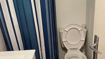 Een douche, een haardroger, toiletpapier