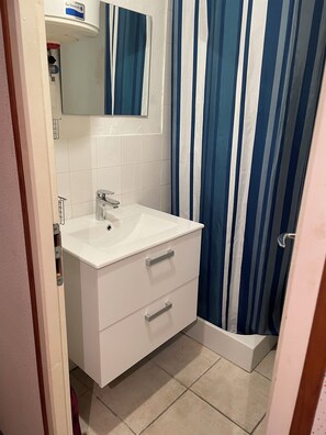 Shower, hair dryer, toilet paper - Two-room apartment ideally located 200 m from the ocean, 900 m from downtown (Soulac-Sur-Mer)