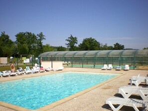 Una piscina cubierta, una piscina climatizada