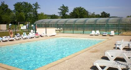 Suuri kalustettu mökkiä tai vuodenaikojen Lomakohde