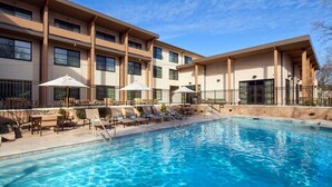 A hotel with a swimming pool, sun loungers, and umbrellas. - Sheraton Redding Hotel at the Sundial Bridge (Redding)