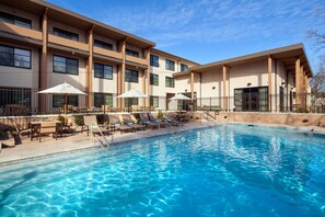 Outdoor pool - Sheraton Redding Hotel at the Sundial Bridge (Redding)
