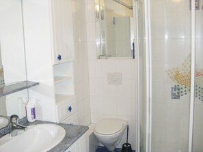 Secador de cabelo, toalhas de banho, sabonete, papel higiênico