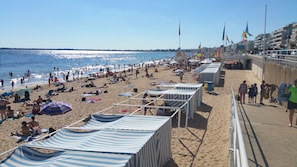 A crowded beach with people sunbathing and swimming. - Nice 100m from the beach Apartment, suitable for family holidays. (La Baule-Escoublac)