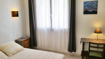 1 habitación, tabla de planchar con plancha y ropa de cama