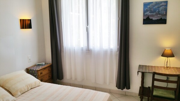 1 habitación, tabla de planchar con plancha y ropa de cama 