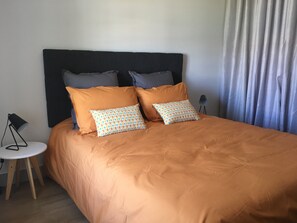 1 Schlafzimmer, Schreibtisch, Bügeleisen/Bügelbrett, Reisekinderbett