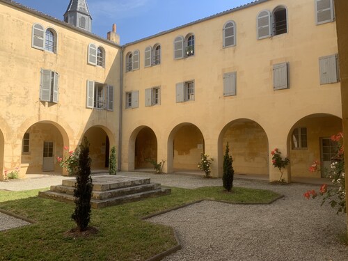 Large 60 m2 apartment, historic center, near the market, former convent