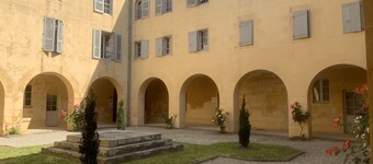 Large 60 m2 apartment, historic center, near the market, former convent