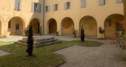 Large 60 m2 apartment, historic center, near the market, former convent