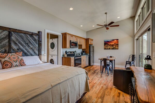 Internet, bed sheets, wheelchair access - PILOT COVE Studio Cabin - Modern Luxury w/ Nature! (Pisgah Forest)