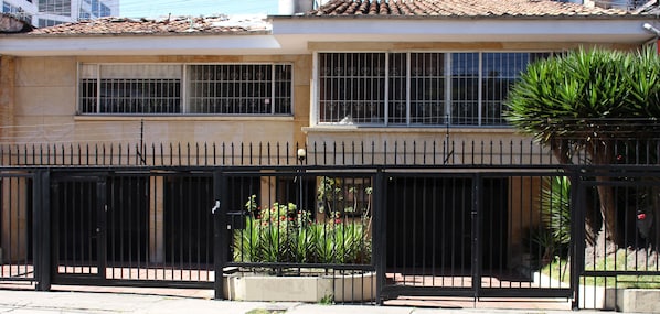 Fachada de la propiedad