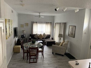 TV connectée, lecteur de DVD, table de tennis de table