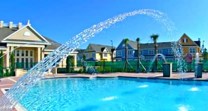 Ask about Early Check in! Master Bedroom on Main Floor. 10 Min Away from Disney