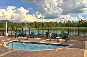 A heated pool - Ask about Early Check in! Master Bedroom on Main Floor. 10 Min Away from Disney (Kissimmee)