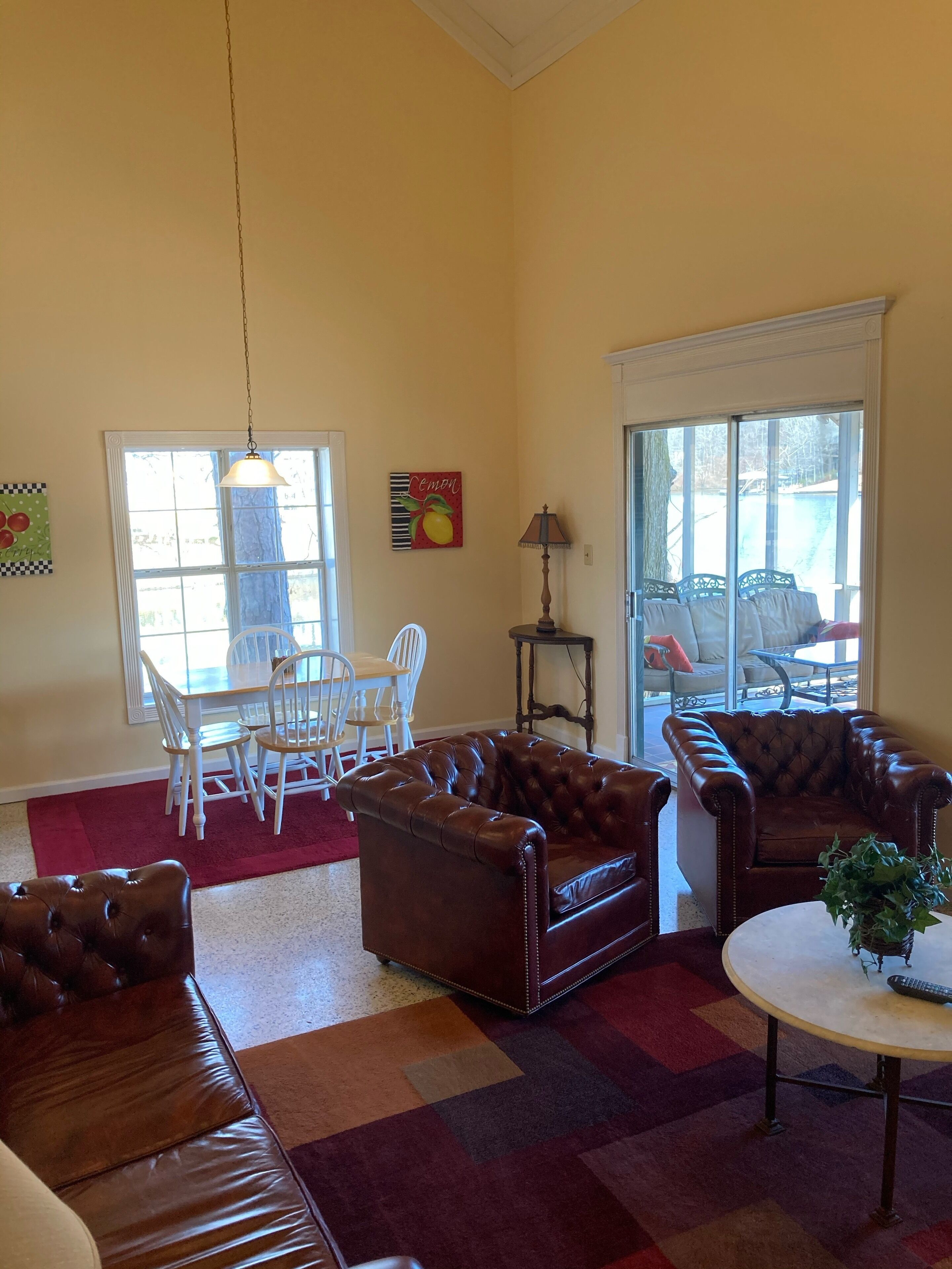 Téléviseur connecté, lecteur de DVD, livres