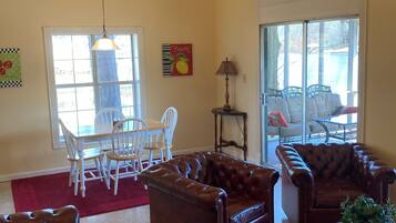 Téléviseur connecté, lecteur de DVD, livres