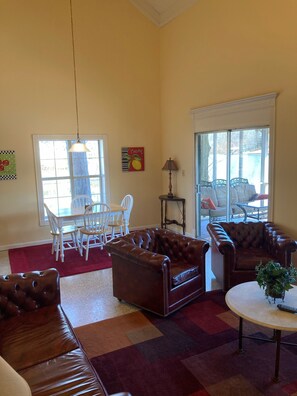 Smart TV, DVD player, books - 5 STAR PREMIER PROPERTY on Lake Jordan perfect for a relaxing getaway!  (Titus)