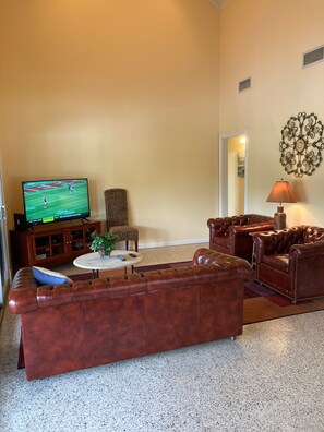 TV connectée, lecteur de DVD, livres