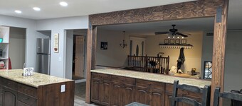 Salle de jeux - Écran de cinéma de 120 po - 30 couchages et plus - Parc et sentiers de randonnée sur les lacs!