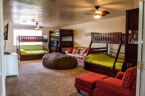 6 bedrooms, iron/ironing board, WiFi, bed sheets