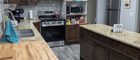 Réfrigérateur, four à micro-ondes, un four, surface de cuisson