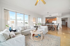 Téléviseur connecté, foyer, lecteur de DVD, livres