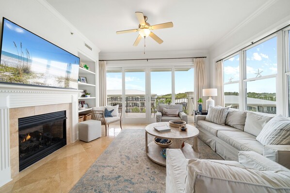 Téléviseur connecté, foyer, lecteur de DVD, livres