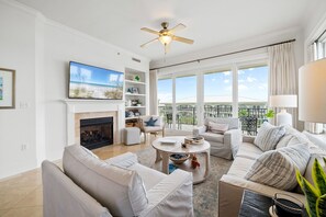 スマートテレビ、暖炉、DVD プレーヤー、書庫