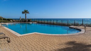 Piscine extérieure, piscine à débordement