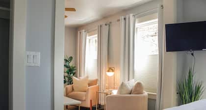 Douglas on Third Corner Suite-Adorable Apartment on 3rd St. Downtown McMinnville