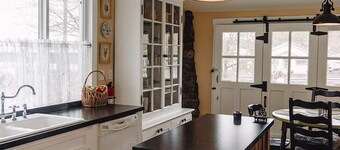 Charming Downtown Historic Yellow House - Route 66 Retreat & Grand Canyon Nearby