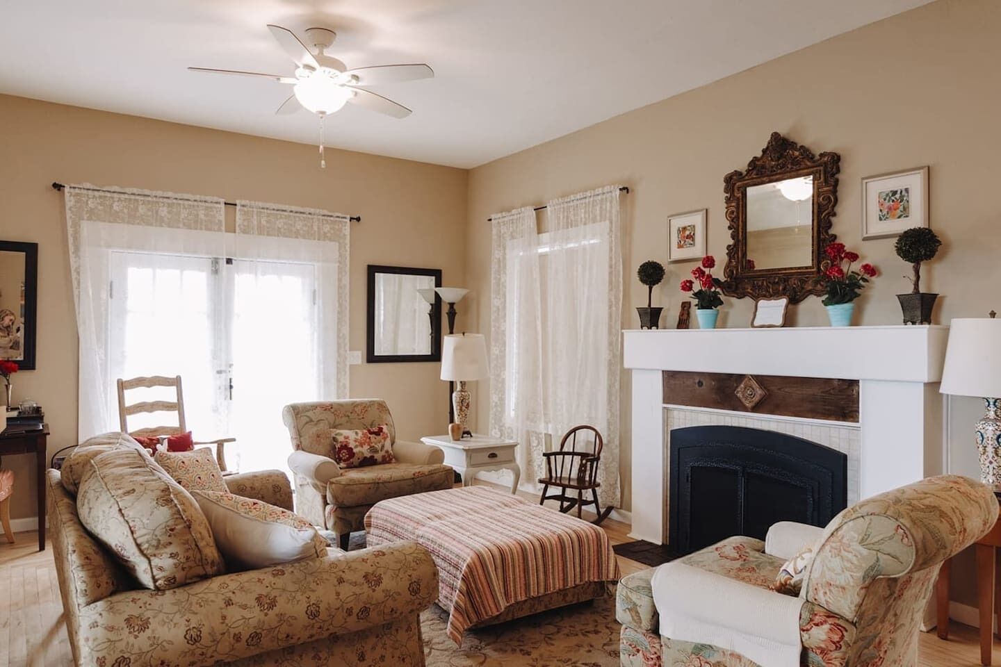 Charming Downtown Historic Yellow House - Route 66 Retreat & Grand Canyon Nearby - Williams, AZ