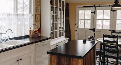Charming Downtown Historic Yellow House - Route 66 Retreat & Grand Canyon Nearby