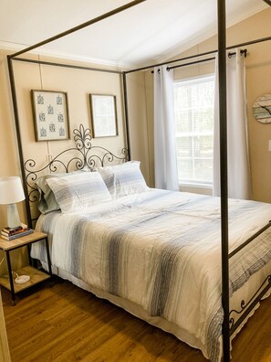 1 bedroom, iron/ironing board, bed sheets - The Evan Cottage (Daufuskie Island)