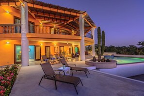Piscine extérieure, piscine chauffée, chaises longues