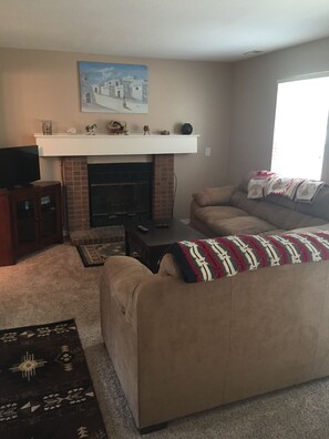 TV, fireplace, DVD player - Charming home in Mountain Shadows. (Colorado Springs)