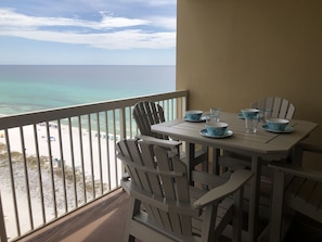 Outdoor dining - SUMMER AVAIL ON THE BEACH 2BR 2 BA, XL balcony,pools,hot tubs,tiki bar, cafe (Destin)