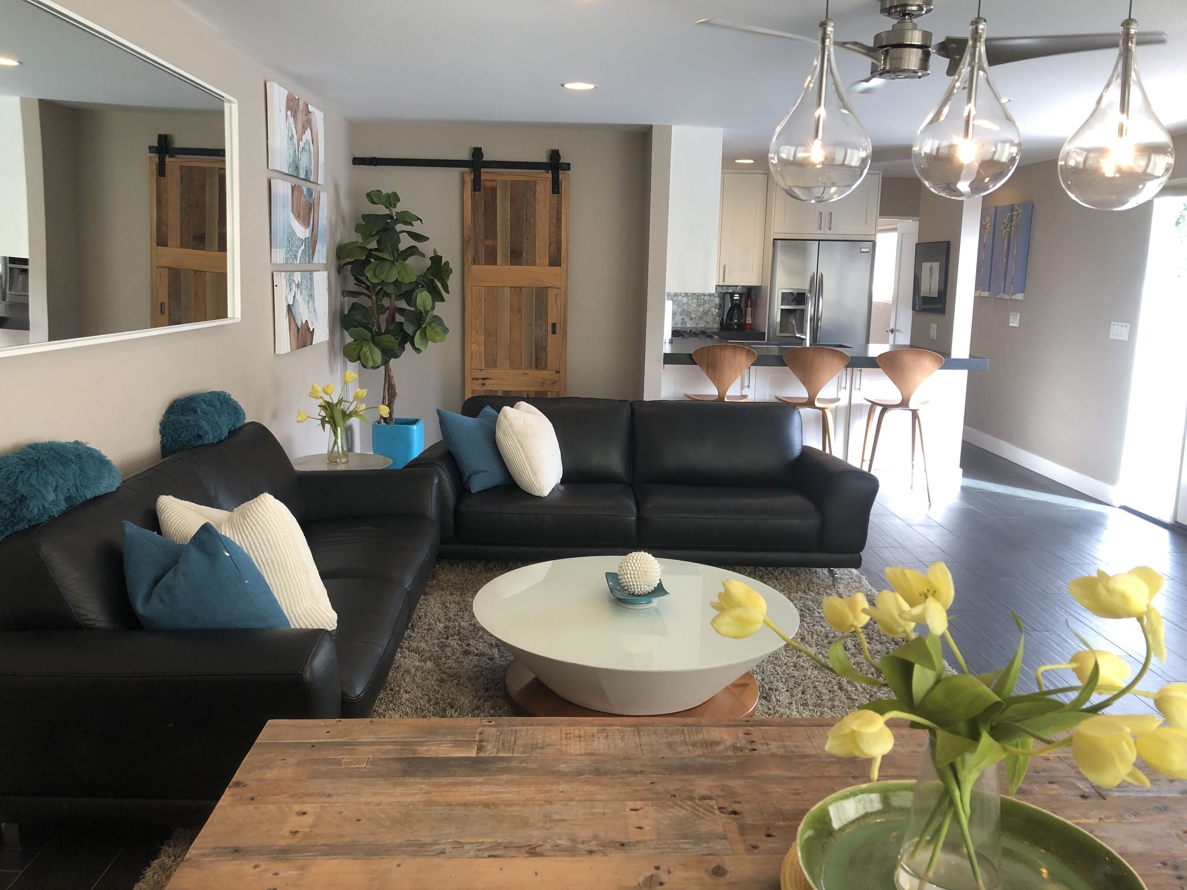 Smart-TV, Kamin, Bücher