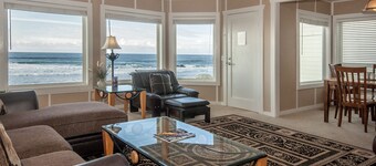 OCEAN FRONT KILLER VIEW, HOT TUB, WALK TO CASINO