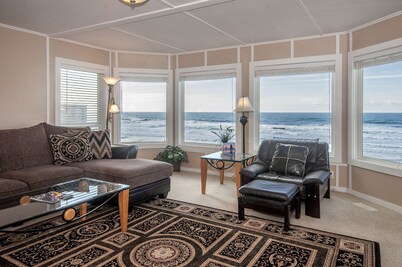 OCEAN FRONT KILLER VIEW, HOT TUB, WALK TO CASINO