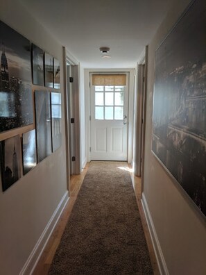 Interior - Lower Lvl Private 2BR/1BA Family/Pet Friendly (Stamford)