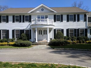 Exterior - Lower Lvl Private 2BR/1BA Family/Pet Friendly (Stamford)