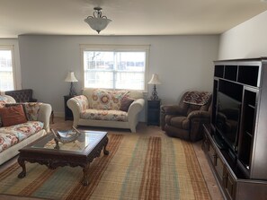 Smart TV, reproductor de DVD, futbolito, libros