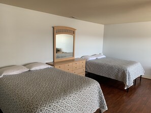 1 habitación, tabla de planchar con plancha, wifi gratis y ropa de cama 