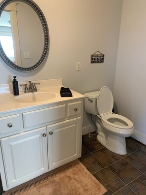 Bañera con ducha, secador de pelo, toallas, jabón